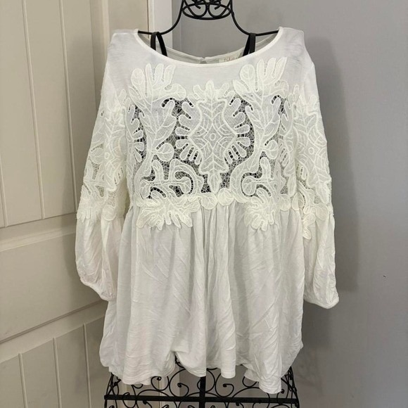 Deleta Size S White Flowy Lace Top, Bell Sleeves, Lacy Detail Rayon Spandex - Picture 2 of 7